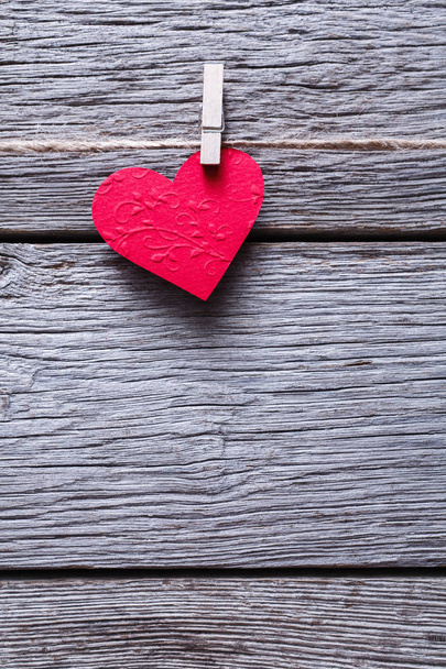 Valentine den pozadí, papírové srdce na dřevě, kopie prostor - Fotografie, Obrázek