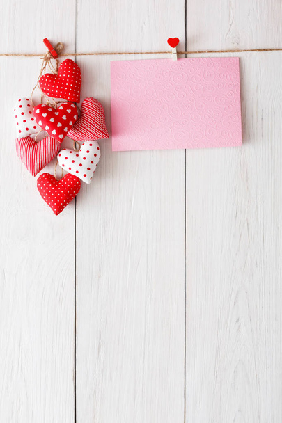 Sevgililer günü arka plan, yastık kalp, ahşap üzerine kart - Fotoğraf, Görsel