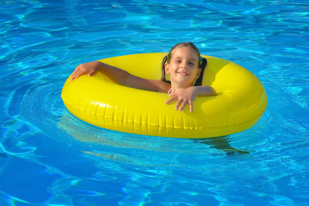 Todellinen lapsi tyttö rentouttava uima-altaalla
 - Valokuva, kuva