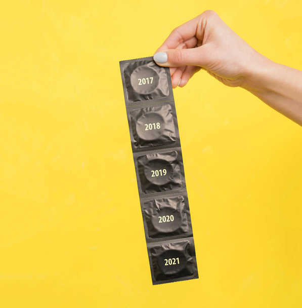 презервативи, по одному на кожен рік
 - Фото, зображення