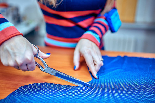 Tailor.Hands notch tailor tailor's scissors cloth - Фото, зображення