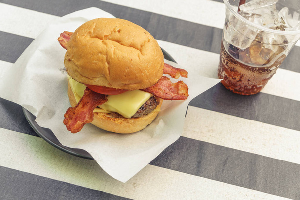 Rundvlees bacon kaas hamburger - Foto, afbeelding