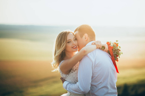 csók a menyasszony vőlegény  - Fotó, kép