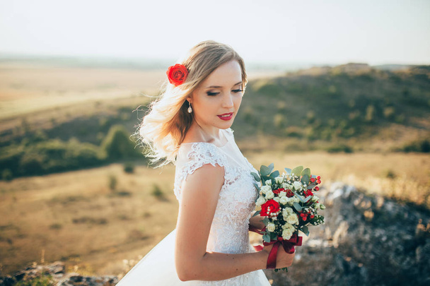 красивая невеста в свадебном платье - Фото, изображение