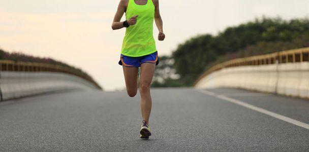 жінка біжить по міській дорозі
 - Фото, зображення
