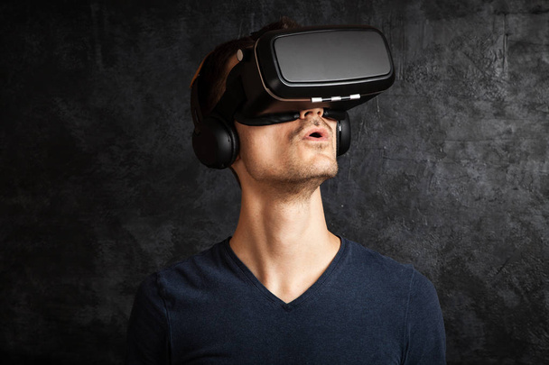Uomo che utilizza occhiali VR
 - Foto, immagini