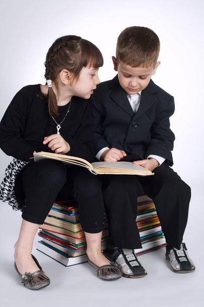 boy and girl making homework - Foto, afbeelding