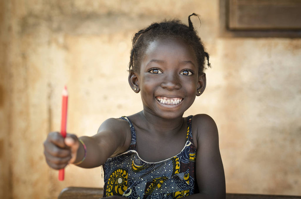 African dziewczyna gospodarstwa kolor ołówka - Zdjęcie, obraz