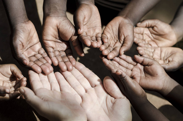 アフリカの子供たちのカップ状の手を繋いでいます。 - 写真・画像