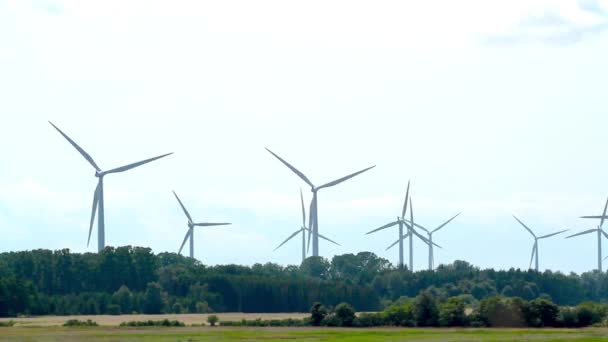 turbine eoliche su sfondo cielo blu
 - Filmati, video