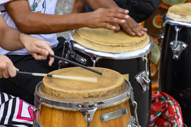 Instrumento de percusión tocado en fiesta tradicional brasileña
 - Foto, imagen