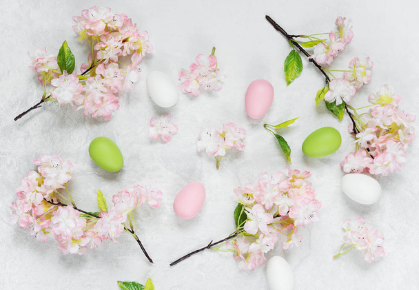 Easter frame with flowers and Easter eggs - 写真・画像
