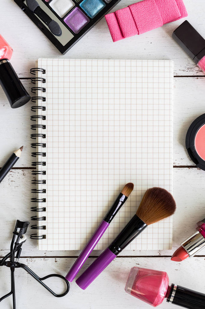 leeres Notizbuch mit verschiedenen Make-up-Produkten und Kosmetika - Foto, Bild