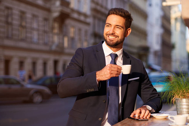 Young businessman drinking coffee - Fotó, kép