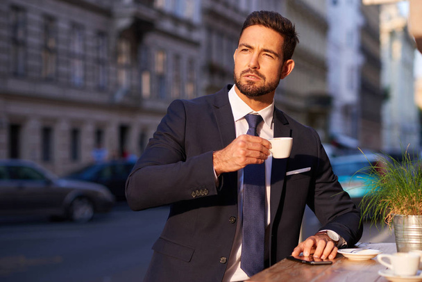 Young businessman drinking coffee - Фото, изображение