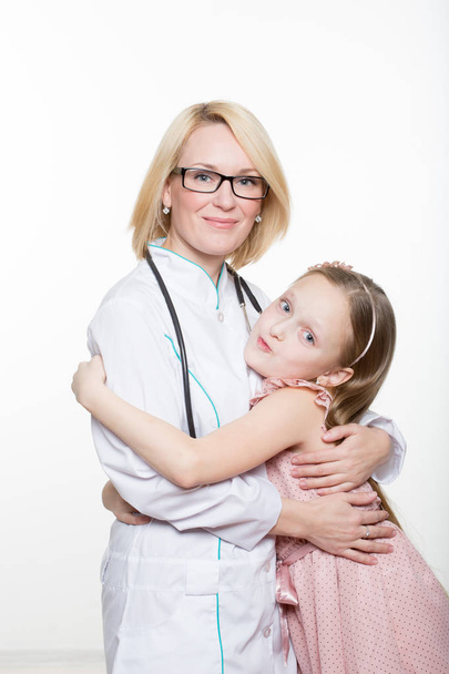 Doctor and a smiling girl patient. isolated on white background - Foto, Imagen