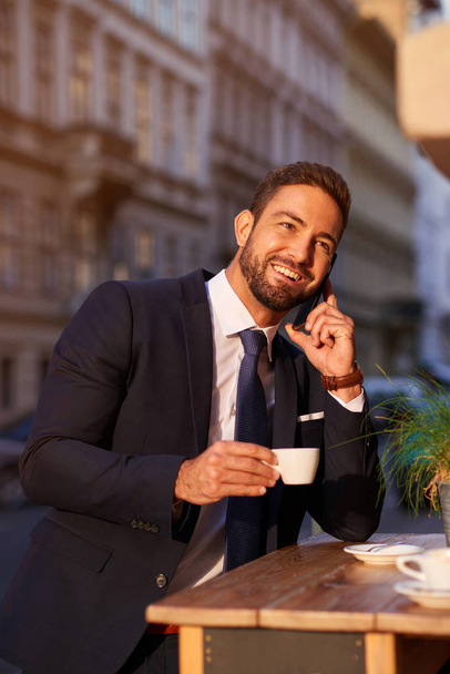 Young businessman drinking coffee	 - Zdjęcie, obraz
