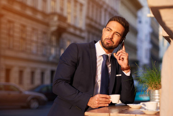 Young businessman drinking coffee	 - Foto, Imagen
