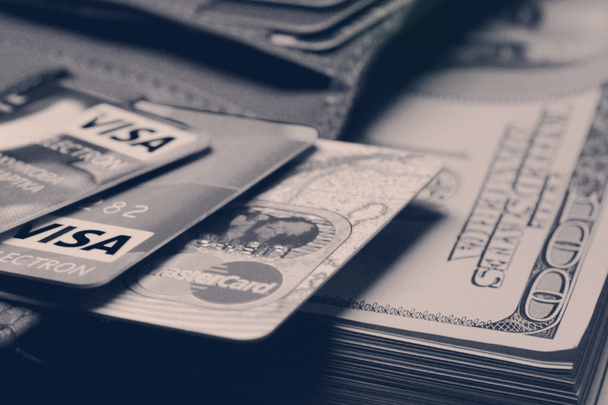 Кредитные карты и доллары
 - Фото, изображение