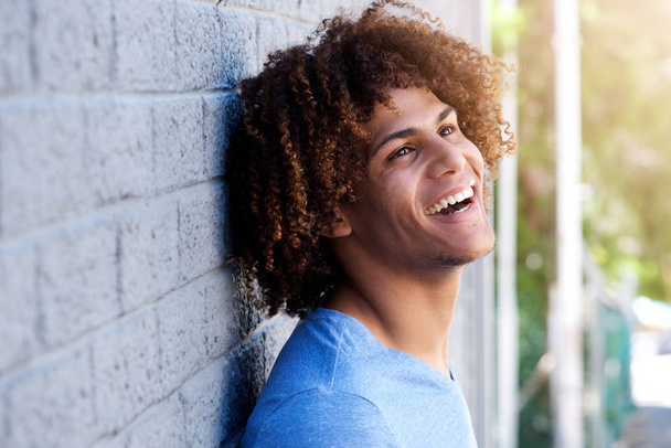 Nuori mies nauraa ulkona
 - Valokuva, kuva