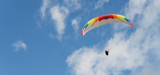 Paragliding vlucht met blauwe lucht - Foto, afbeelding