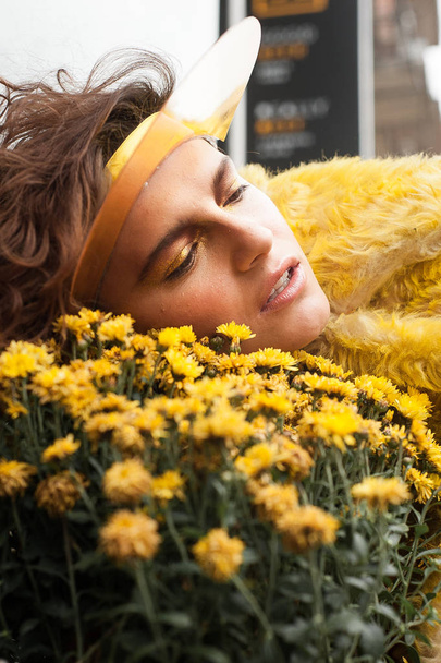 Yellow fashion image. The theme of spring and sun colors - Foto, Imagen