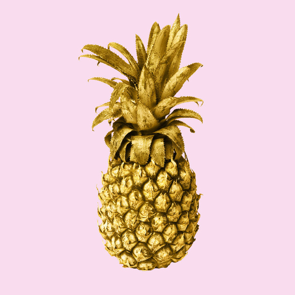 It is the gold pineapple isolated on pink background - Foto, afbeelding