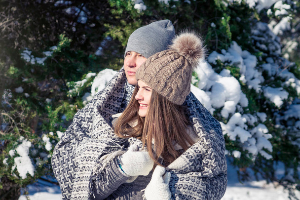 Couple amoureux couvert de couvertures dans la forêt d'hiver
 - Photo, image