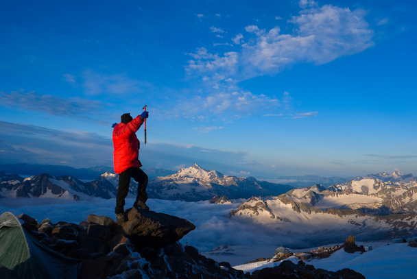 Альпинист в красной куртке
 - Фото, изображение