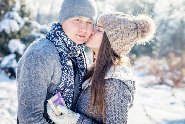 Ragazza bacia il suo fidanzato per regalo a San Valentino
 - Foto, immagini