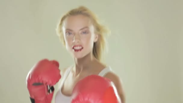 Blonde woman with boxing gloves - Video, Çekim