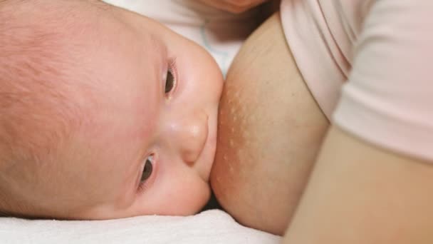 Mère allaitant une petite fille
 - Séquence, vidéo