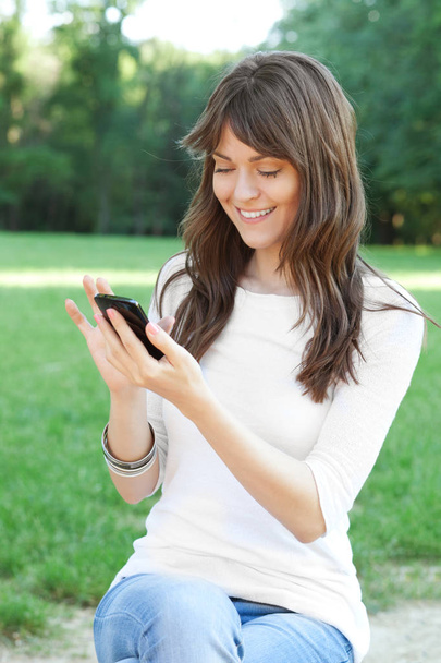 Young woman using cell phone - Φωτογραφία, εικόνα