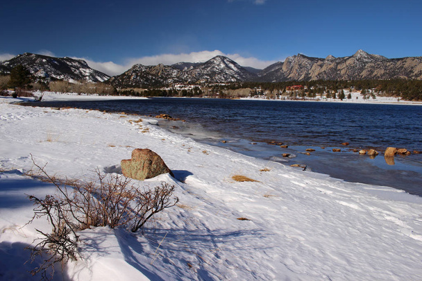 Скелясті гори взимку, дивитися через озеро Estes. - Фото, зображення