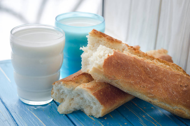 Twee glazen melk met brood - Foto, afbeelding
