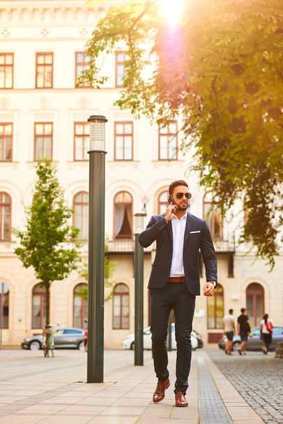 Young businessman on the street	   - Zdjęcie, obraz