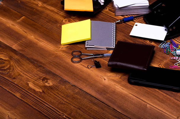 papelería: cuaderno, tijeras, clips, pluma, billetera, goma, perforador de agujeros, calculadora
 - Foto, imagen