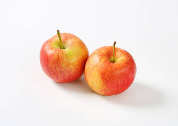 Duas maçãs maduras
 - Foto, Imagem