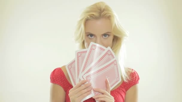 Blonde Frau mit Spielkarten - Filmmaterial, Video