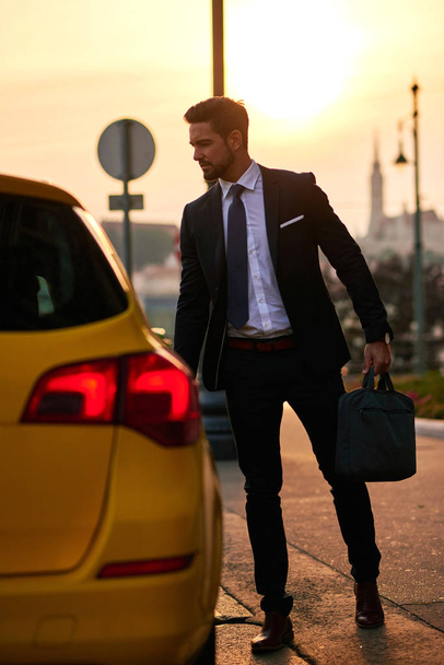 Young businessman with a taxi - Φωτογραφία, εικόνα