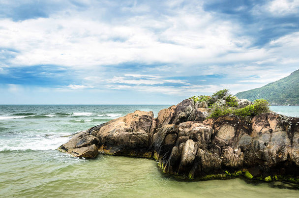 Formación rocosa en la orilla del mar en un hermoso día
 - Foto, imagen