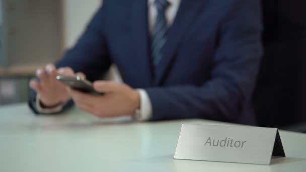 Mužské auditor pomocí smartphone, čtení zpráv online, posouvání stránky na obrazovce - Záběry, video
