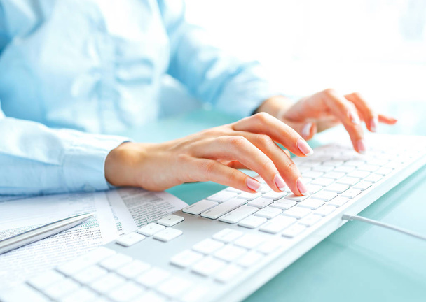 Pracownik biurowy kobieta pisania na klawiaturze - Zdjęcie, obraz