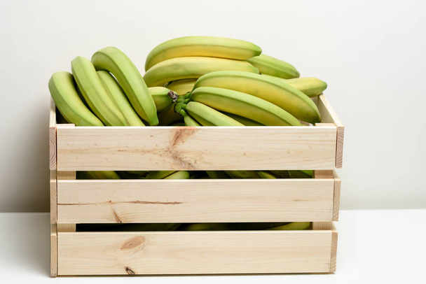 Banany w drewniane pudełko - Zdjęcie, obraz