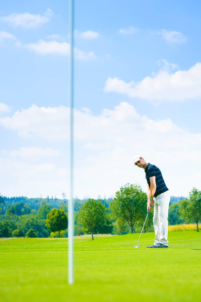 Jugador de golf Poner
 - Foto, imagen