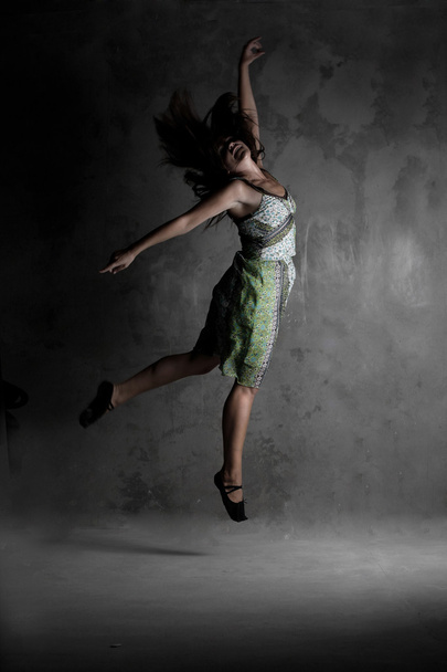 カラフルなドレスの現代的なダンス少女 - 写真・画像