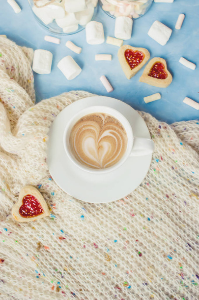 kakao marshmallows ve bir çerez kalp ile. Seçici odak.  - Fotoğraf, Görsel