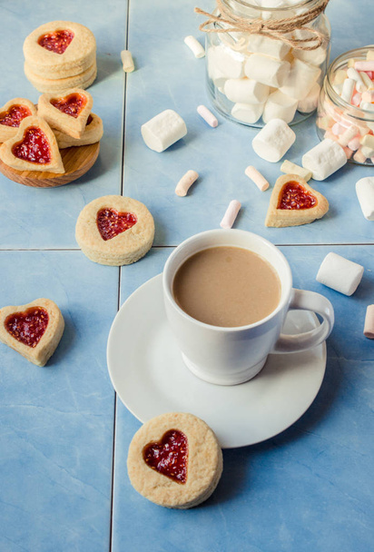 cacao met marshmallows en het hart van een cookie. Selectieve aandacht.  - Foto, afbeelding