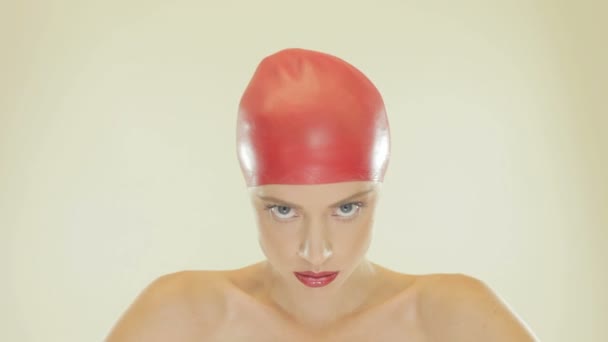 Blonde Frau mit roter Badekappe - Filmmaterial, Video