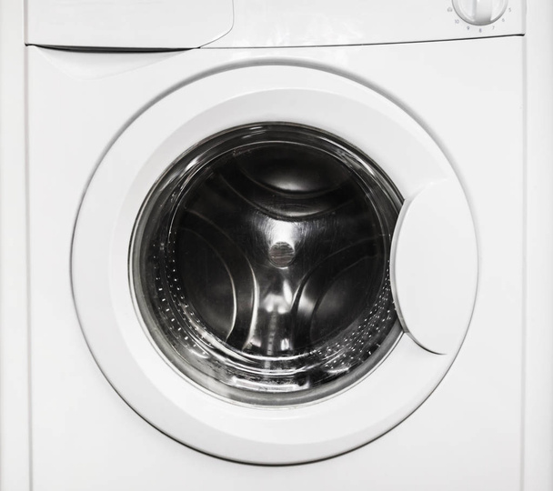 Close-up van een lege wasmachine van gesloten deur. - Foto, afbeelding